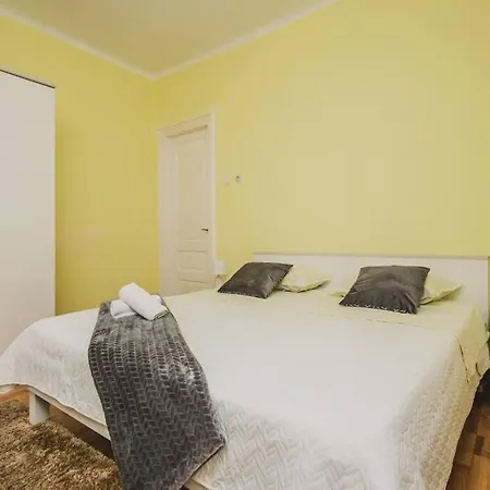 Apartment Center Stylish Apt Darling For 4, Old Town