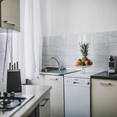 Center Stylish Apt Darling For 4, Old Town Apartment