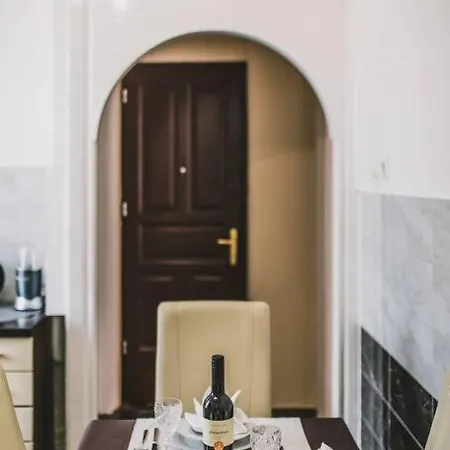 Apartment Center Stylish Apt Darling For 4, Old Town *