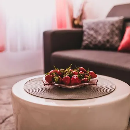 Center Stylish Apt Darling For 4, Old Town Apartment Split